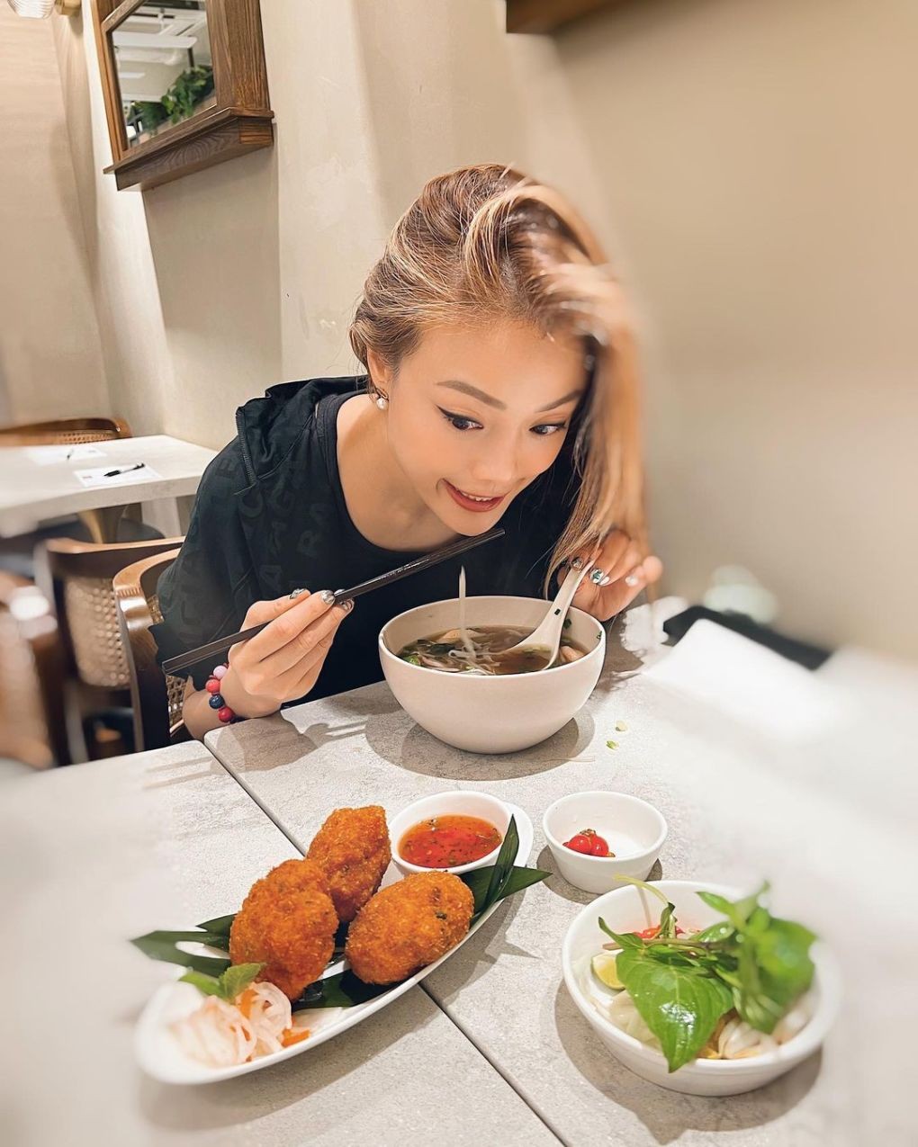 Hôm qua (6/6), Dung Tổ Nhi cùng bạn ghé một nhà hàng Việt tại khu Happy Valley, đảo Hong Kong (Trung Quốc). Đây là địa chỉ khá nổi tiếng trong giới nghệ sĩ xứ Cảng thơm, từng tiếp đón một số ngôi sao như Xa Thi Mạn. Nhà hàng này Dung Tổ Nhi cũng được một người bạn thân là nữ đạo diễn Bành Tú Huệ giới thiệu. Hôm qua (6/6), Dung Tổ Nhi cùng bạn ghé một nhà hàng Việt tại khu Happy Valley, đảo Hong Kong (Trung Quốc). Đây là địa chỉ khá nổi tiếng trong giới nghệ sĩ xứ Cảng thơm, từng tiếp đón một số ngôi sao như Xa Thi Mạn. Nhà hàng này Dung Tổ Nhi cũng được một người bạn thân là nữ đạo diễn Bành Tú Huệ giới thiệu.