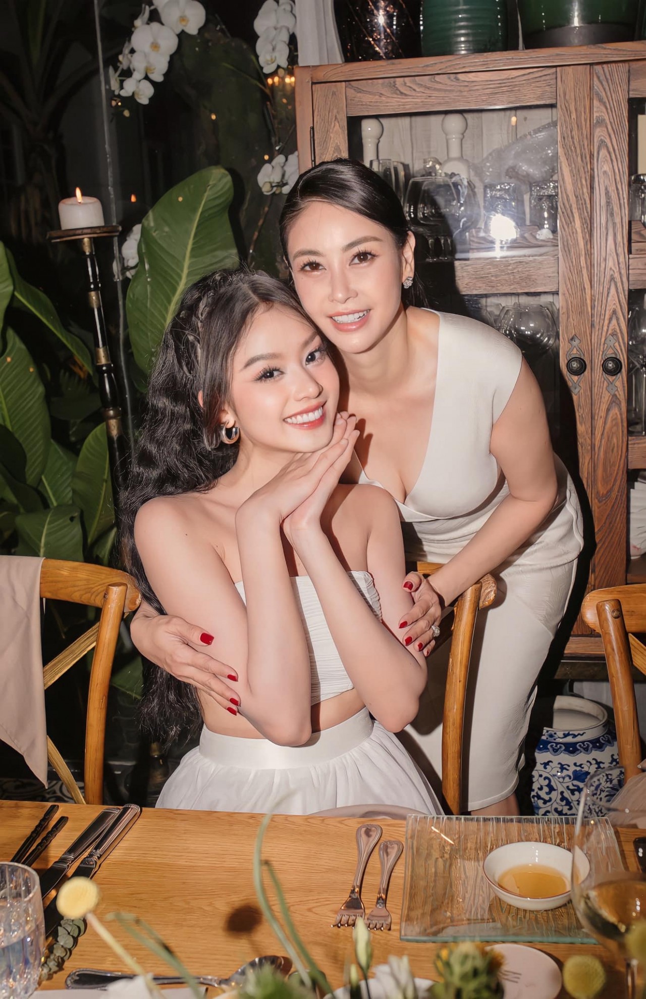 Hoa hậu Huỳnh Thị Thanh Thủy đăng ảnh bên Hoa hậu Hà Kiều Anh. Thanh Thủy viết: Hoa hậu Việt Nam 1992 chị Hà Kiều Anh và hoa hậu Việt Nam 2022 