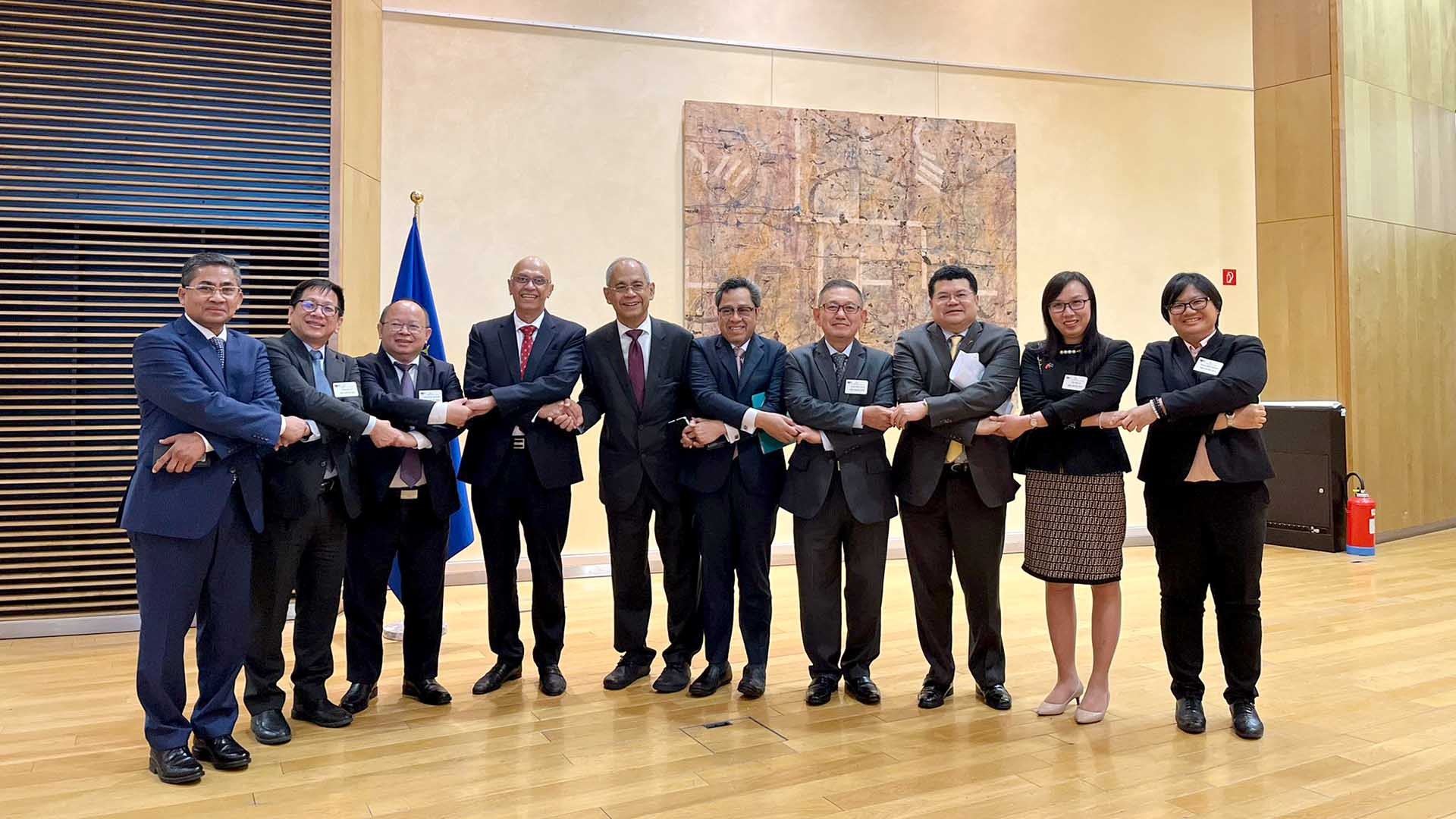 Các đại biểu chụp ảnh lưu niệm. Các đại biểu chụp ảnh lưu niệm.