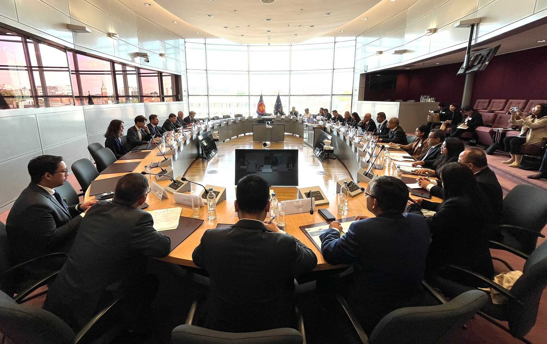 Toàn cảnh cuộc họp. Toàn cảnh cuộc họp.