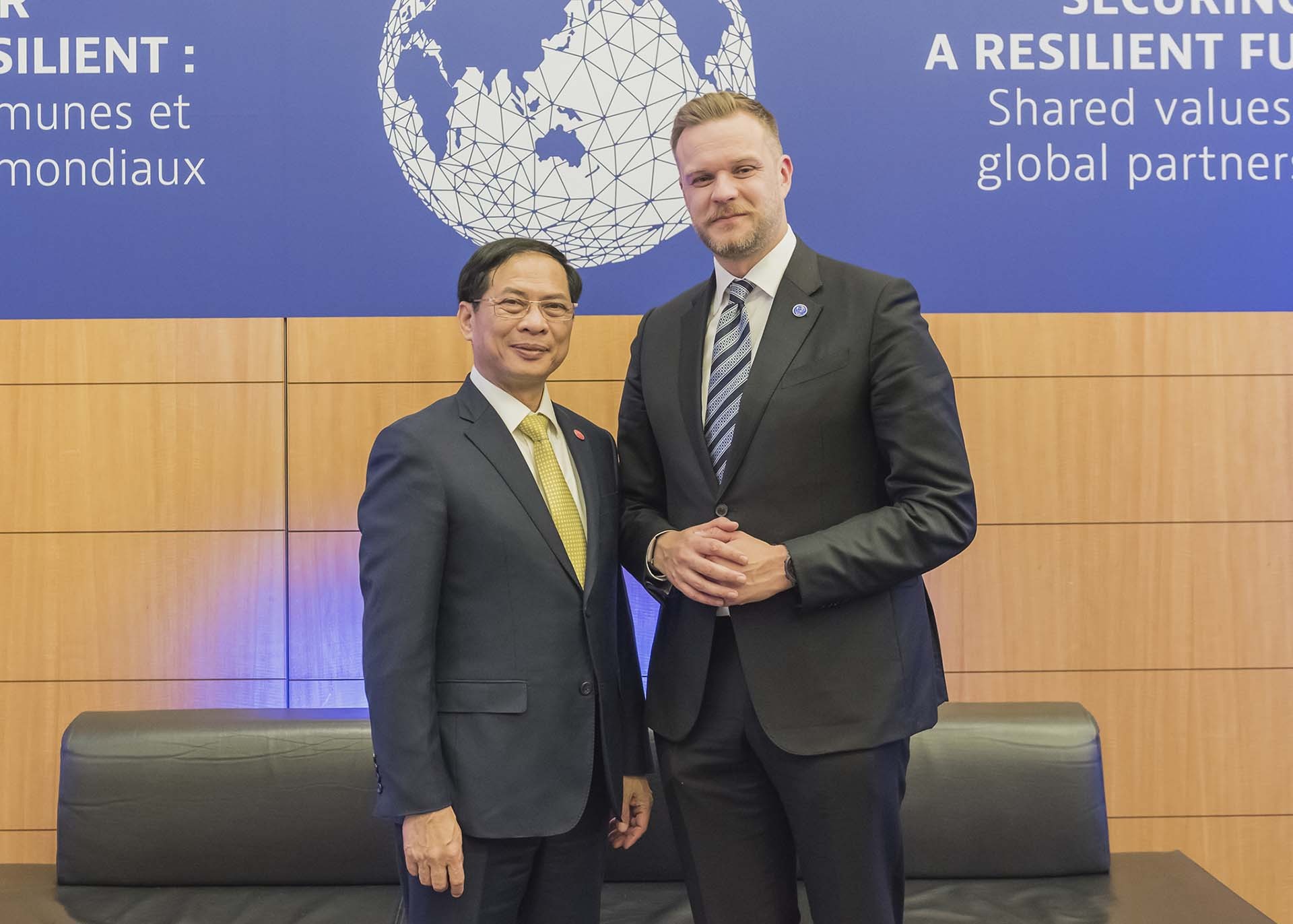 Bộ trưởng Ngoại giao Bùi Thanh Sơn gặp với Bộ trưởng Ngoại giao Lithuania Gabrielius Landsbergis. Bộ trưởng Ngoại giao Bùi Thanh Sơn gặp với Bộ trưởng Ngoại giao Lithuania Gabrielius Landsbergis.