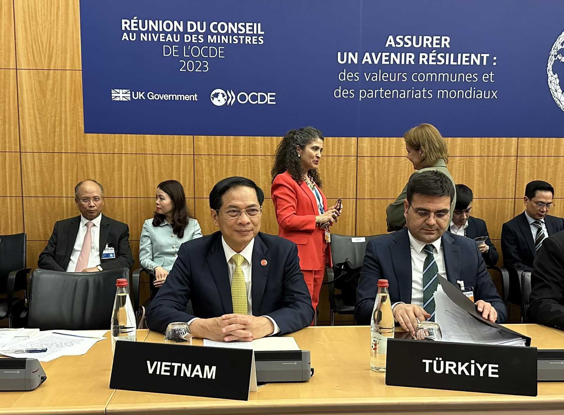 Hội nghị Hội đồng Bộ trưởng OECD: Bộ trưởng Ngoại giao Bùi Thanh Sơn đưa ra ba đề xuất quan trọng Hội nghị Hội đồng Bộ trưởng OECD: Bộ trưởng Ngoại giao Bùi Thanh Sơn đưa ra ba đề xuất quan trọng