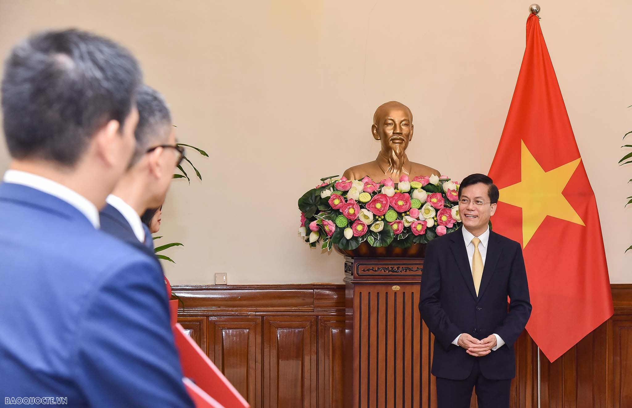 Thứ trưởng Ngoại giao Hà Kim Ngọc trao quyết định bổ nhiệm cho 6 cán bộ lãnh đạo cấp Vụ