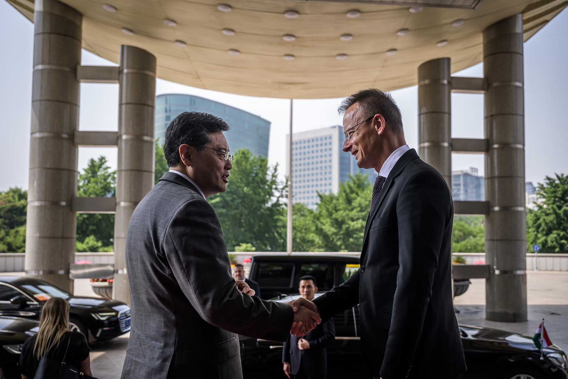 Ngoại trưởng Hungary Peter Szijjarto bắt tay người đồng cấp chủ nhà Tần Cương tại Bắc Kinh, Trung Quốc hồi tháng Năm. (Nguồn: Hungary Today Ngoại trưởng Hungary Peter Szijjarto bắt tay người đồng cấp chủ nhà Tần Cương tại Bắc Kinh, Trung Quốc hồi tháng Năm. (Nguồn: Hungary Today