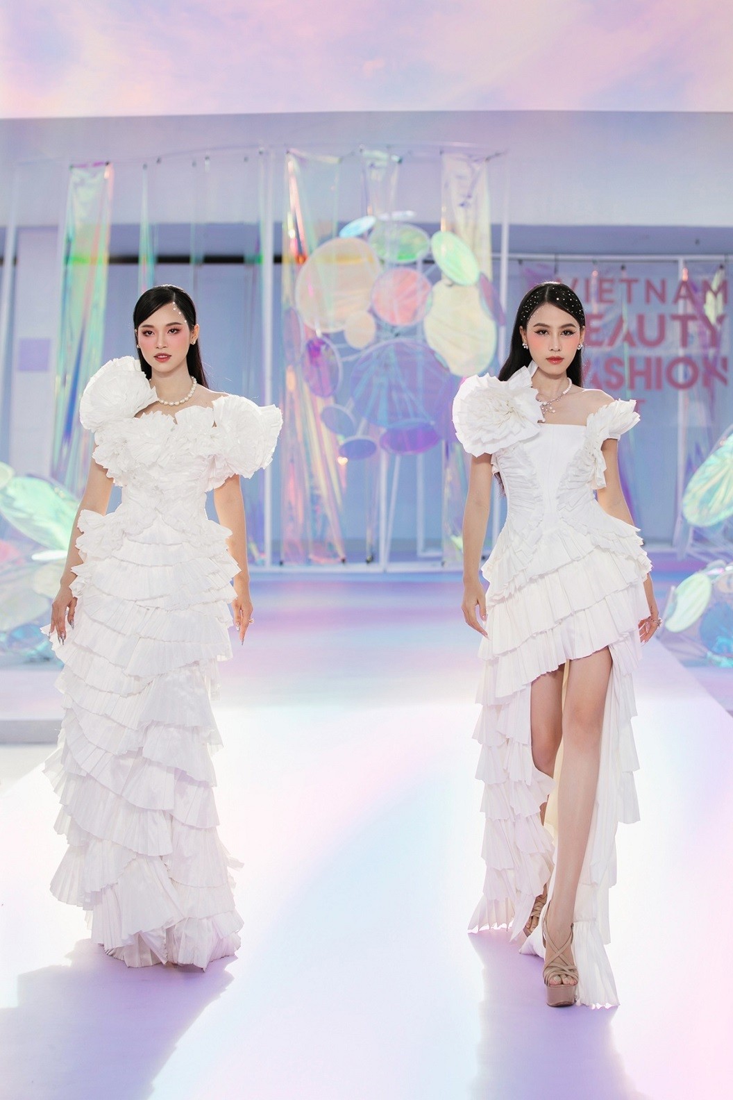 Hoa hậu Đỗ Thị Hà catwalk chuyên nghiệp