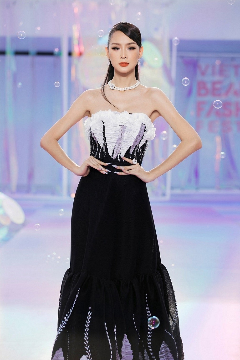 Hoa hậu Đỗ Thị Hà catwalk chuyên nghiệp
