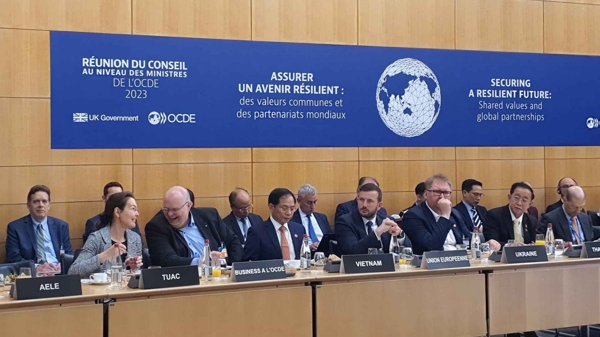 Bộ trưởng Ngoại giao Bùi Thanh Sơn tiếp tục tham dự và là diễn giả chính phát biểu tại phiên thảo luận về “Phát thải ròng bằng không, phát triển bền vững, đa dạng sinh học” do Bộ trưởng Bộ trưởng An ninh năng lượng và trung hoà carbon Anh chủ trì. Bộ trưởng Ngoại giao Bùi Thanh Sơn tiếp tục tham dự và là diễn giả chính phát biểu tại phiên thảo luận về “Phát thải ròng bằng không, phát triển bền vững, đa dạng sinh học” do Bộ trưởng Bộ trưởng An ninh năng lượng và trung hoà carbon Anh chủ trì.