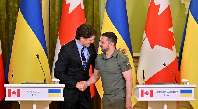 Thủ tướng Canada Justin Trudeau (bên trái) và Tổng thống Ukraine Volodymyr Zelensky tại cuộc họp báo sau hội đàm ở Kiev, Ukraine ngày 10/6. (Nguồn: AFP) Thủ tướng Canada Justin Trudeau (bên trái) và Tổng thống Ukraine Volodymyr Zelensky tại cuộc họp báo sau hội đàm ở Kiev, Ukraine ngày 10/6. (Nguồn: AFP)