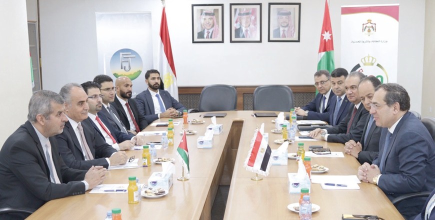 Bộ trưởng Năng lượng Jordan Saleh Kharabsheh và người đồng cấp Ai Cập Tarek El-Molla trong cuộc họp ngày 10/6 ở Amman. (Nguồn: Jordan Times)