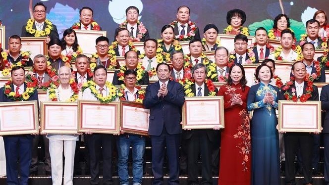 Thủ tướng: Mỗi điển hình tiên tiến là một bông hoa tỏa hương sắc