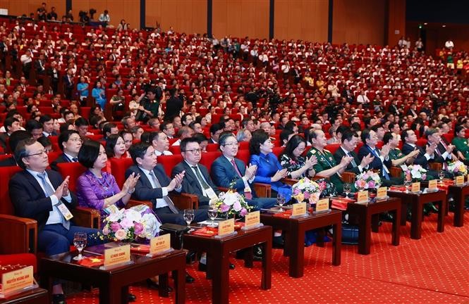 Thủ tướng: Mỗi điển hình tiên tiến là một bông hoa tỏa hương sắc Thủ tướng: Mỗi điển hình tiên tiến là một bông hoa tỏa hương sắc