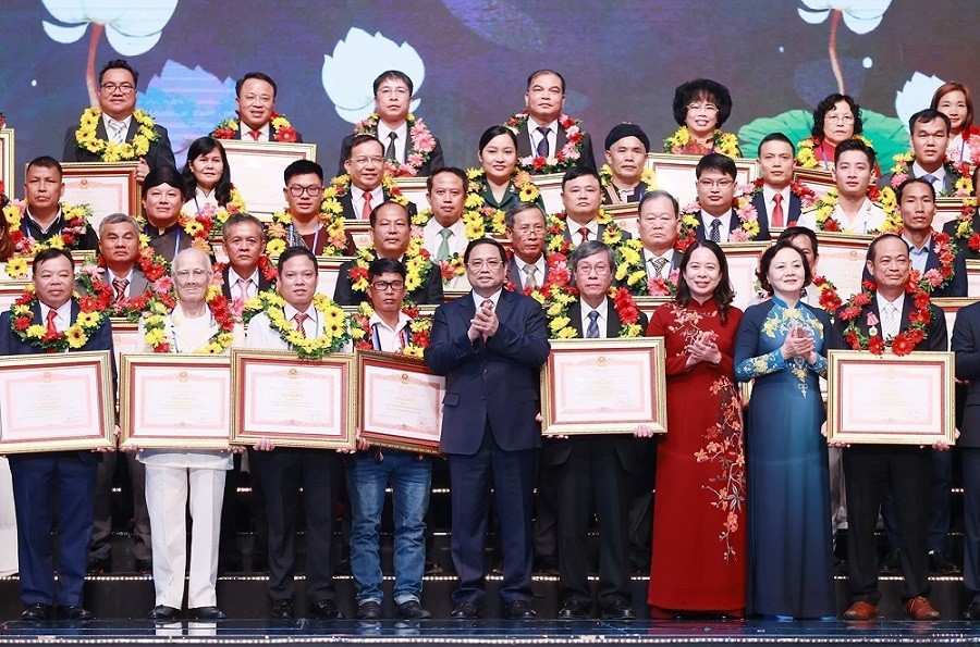 Thủ tướng: Mỗi điển hình tiên tiến là một bông hoa tỏa hương sắc Thủ tướng: Mỗi điển hình tiên tiến là một bông hoa tỏa hương sắc