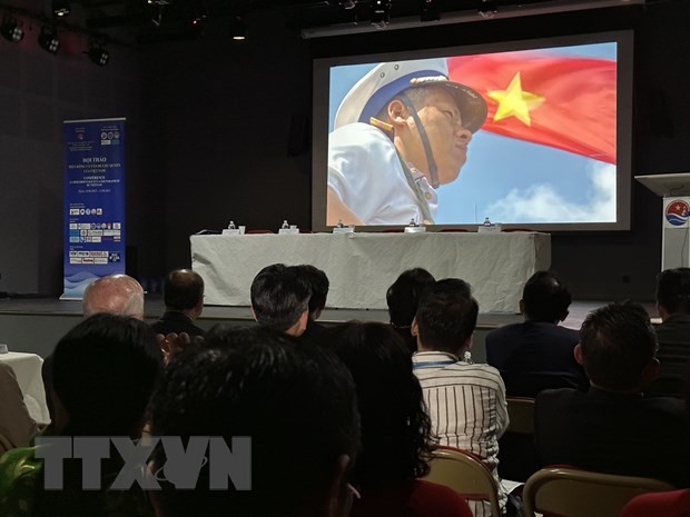 Kiều bào ở châu Âu hướng về biển bảo quê hương Kiều bào ở châu Âu hướng về biển bảo quê hương