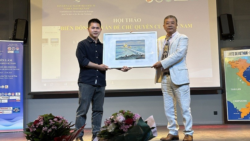 Kiều bào ở châu Âu hướng về biển bảo quê hương Kiều bào ở châu Âu hướng về biển bảo quê hương