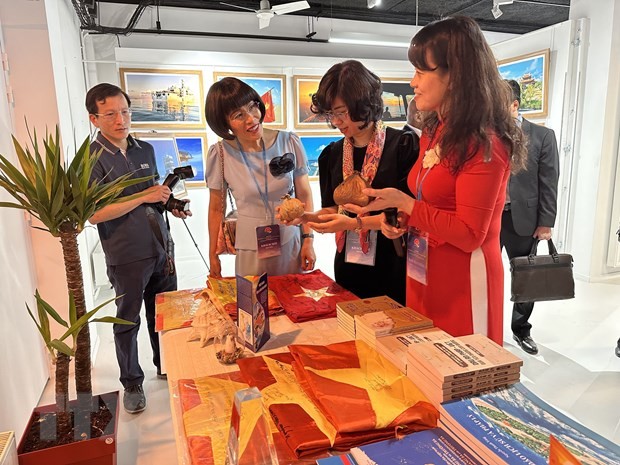 Kiều bào ở châu Âu hướng về biển bảo quê hương Kiều bào ở châu Âu hướng về biển bảo quê hương