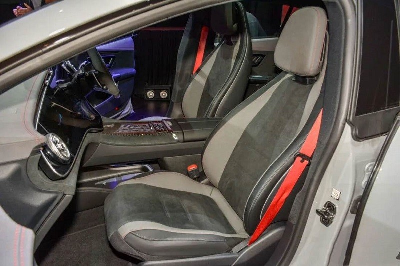 Cận cảnh Mercedes-AMG EQE 53 4Matic+ ra mắt tại Malaysia