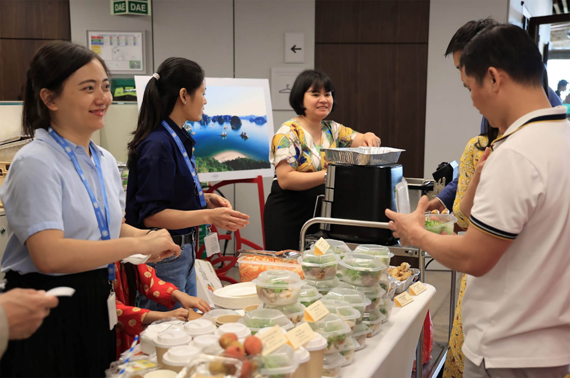 Một góc quầy giới thiệu đặc sắc ẩm thực Việt Nam tại Lễ hội Đám cưới châu Á, ngày 7/6. (Nguồn : TTXVN)