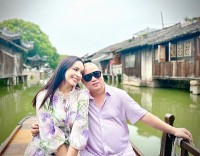 Du lịch Hè Trung Quốc, gia đình Thúy Hằng, Thúy Hạnh đồng điệu trang phục màu tím