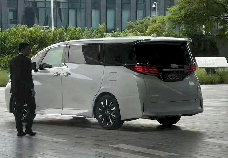 Toyota Alphard 2024 - 'Chuyên cơ mặt đất' chính thức lộ diện trước ngày ra mắt Toyota Alphard 2024 - 'Chuyên cơ mặt đất' chính thức lộ diện trước ngày ra mắt