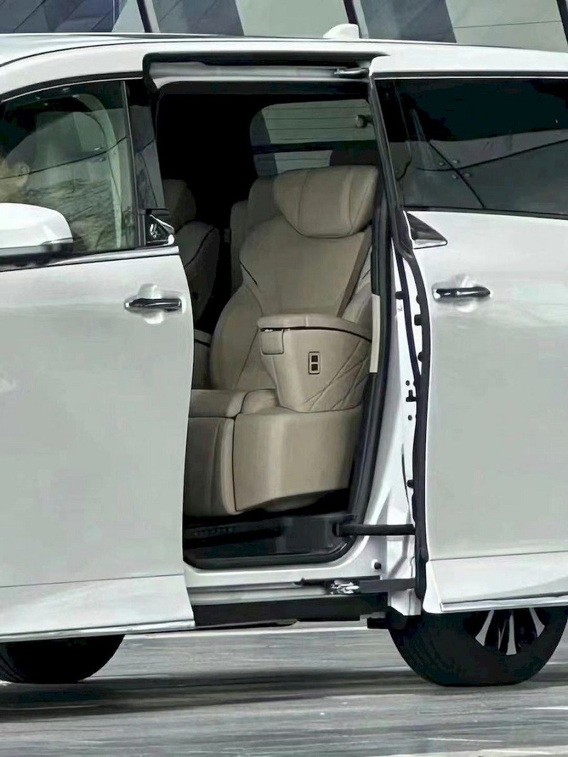 Toyota Alphard 2024 - 'Chuyên cơ mặt đất' chính thức lộ diện trước ngày ra mắt Toyota Alphard 2024 - 'Chuyên cơ mặt đất' chính thức lộ diện trước ngày ra mắt