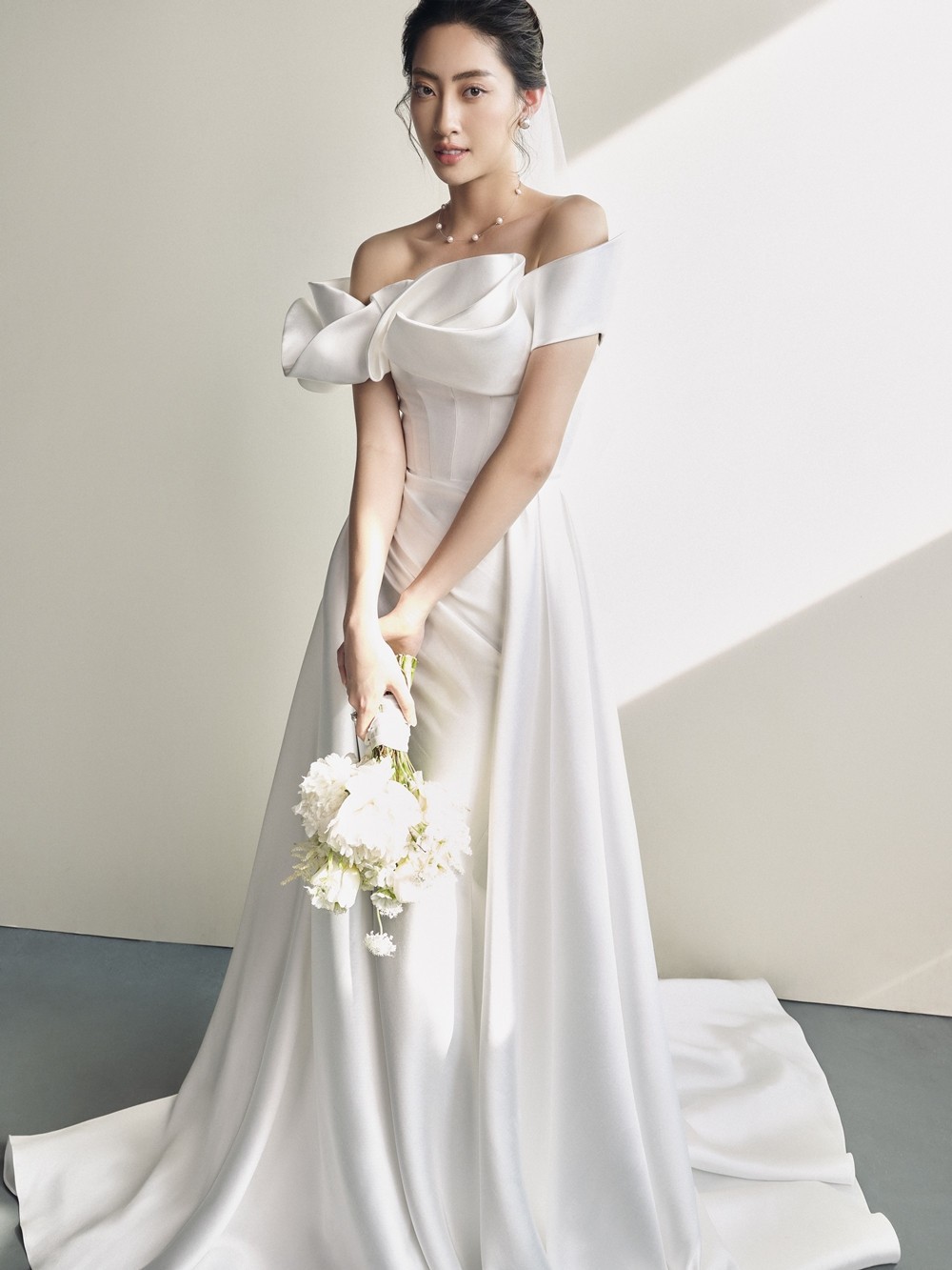 Hoa hậu Lương Thùy Linh hóa nàng thơ, sang trọng cùng những mẫu thiết kế váy cưới cao cấp