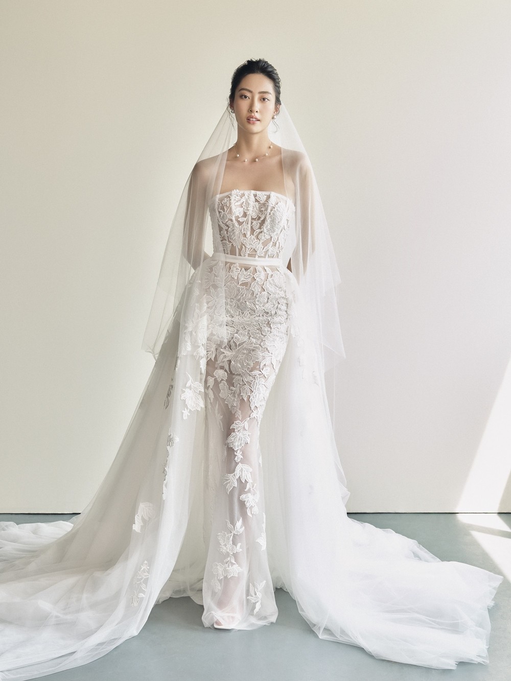 Hoa hậu Lương Thùy Linh hóa nàng thơ, sang trọng cùng những mẫu thiết kế váy cưới cao cấp