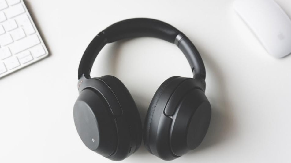 deo tai nghe qua nhieu co the gay lom hop so