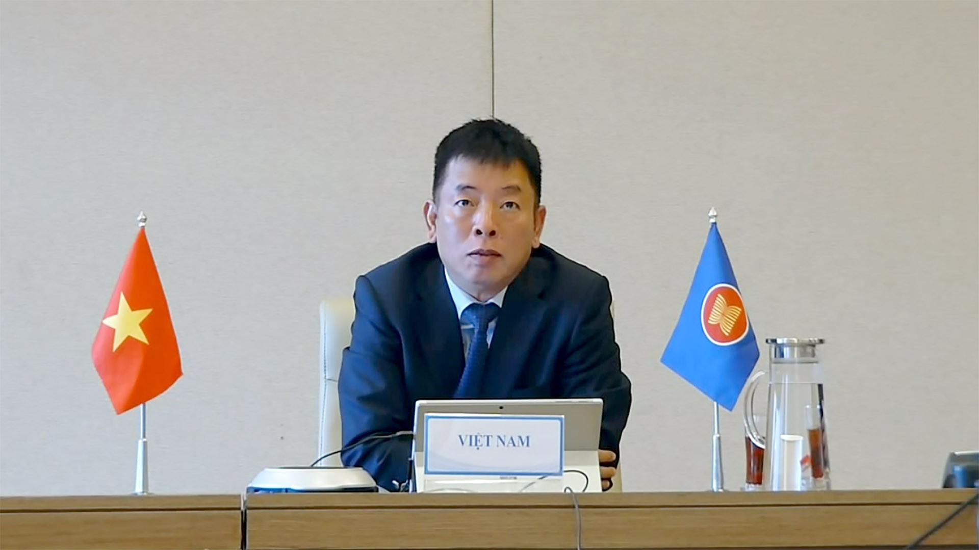 Đại sứ Vũ Hồ, Quyền Trưởng SOM ASEAN Việt Nam dẫn đầu đoàn Việt Nam tham dự Hội nghị.