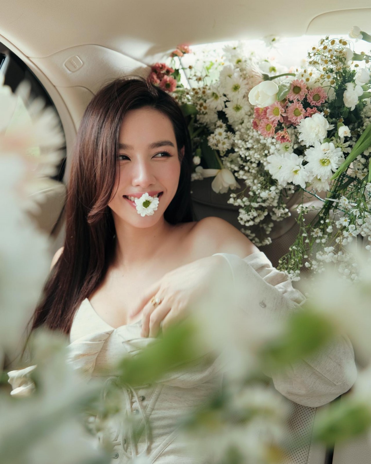 Bộ ảnh Hoa hậu Thùy Tiên trang điểm nhẹ nhàng, tôn vẻ đẹp trong trẻo