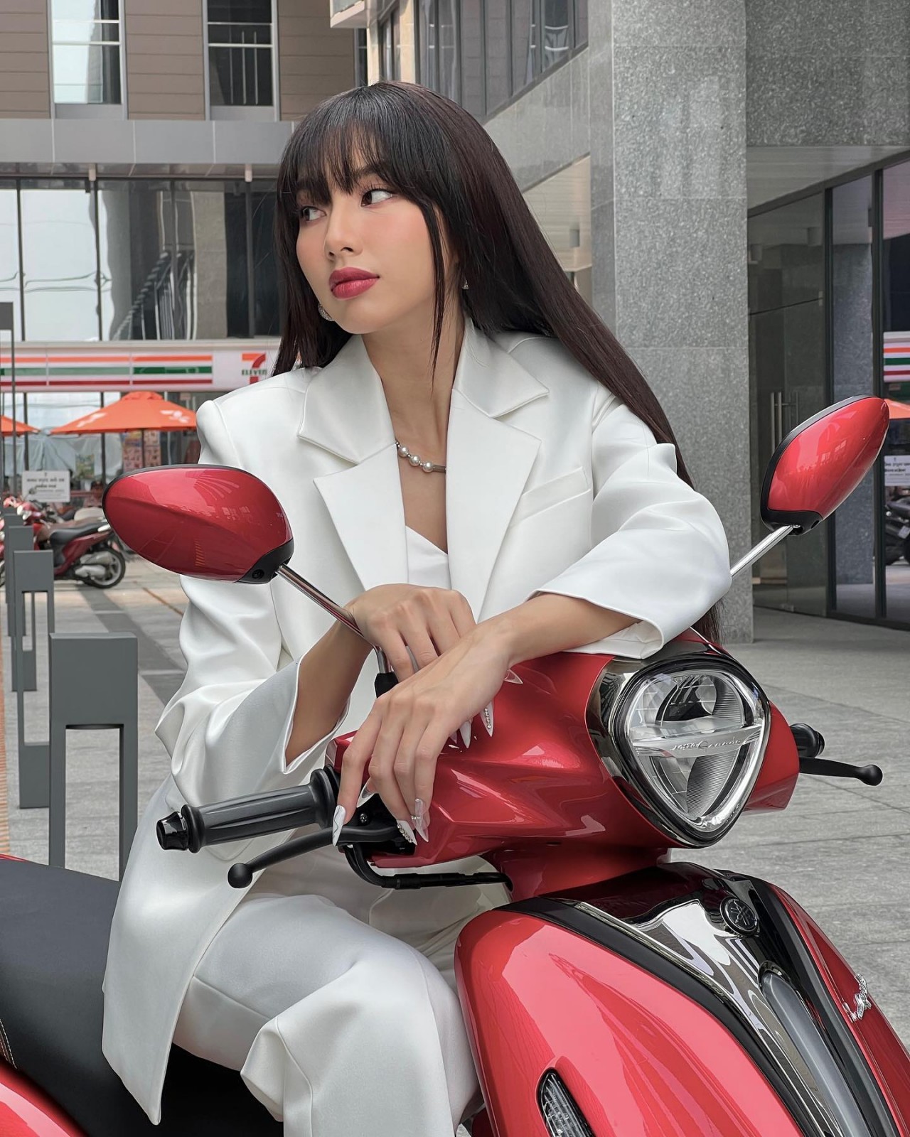 Bộ ảnh Hoa hậu Thùy Tiên trang điểm nhẹ nhàng, tôn vẻ đẹp trong trẻo