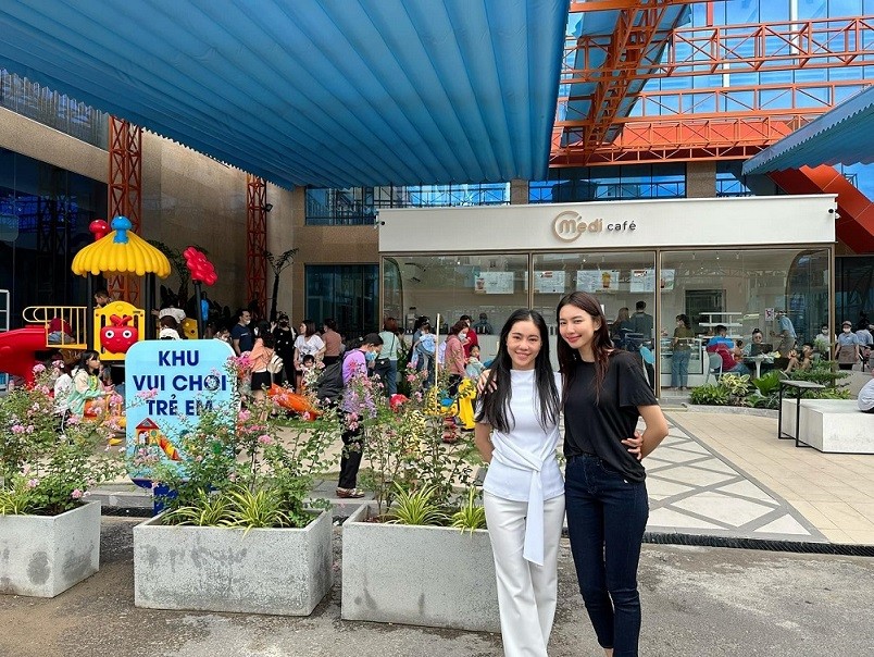 Bộ ảnh Hoa hậu Thùy Tiên trang điểm nhẹ nhàng, tôn vẻ đẹp trong trẻo