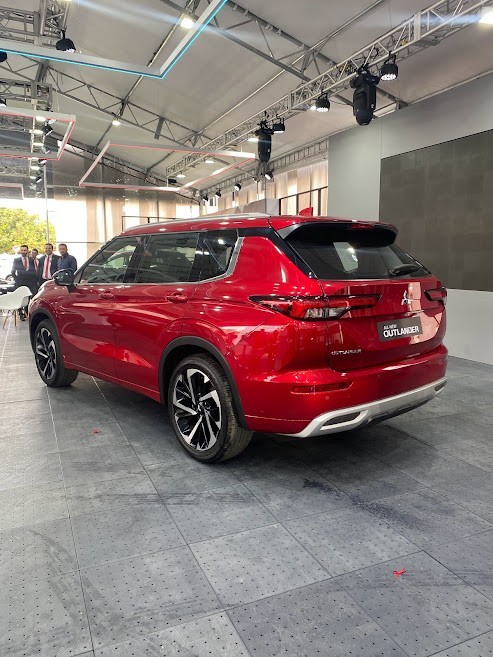 Mitsubishi Outlander có phần đuôi bo tròn, trông cao rao hơn trước. Mitsubishi Outlander có phần đuôi bo tròn, trông cao rao hơn trước.