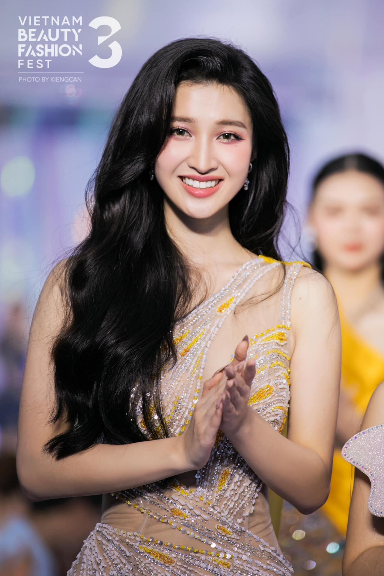 Á hậu Phương Nhi