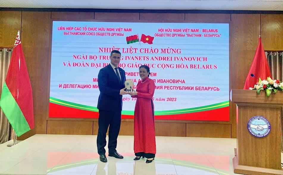 Gặp mặt thân tình giữa các cựu lưu học sinh Việt Nam với Đoàn đại biểu Bộ Giáo dục Belarus Gặp mặt thân tình giữa các cựu lưu học sinh Việt Nam với Đoàn đại biểu Bộ Giáo dục Belarus