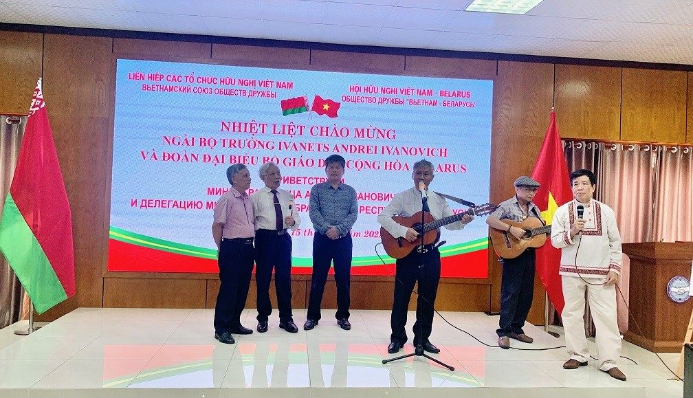 Gặp mặt thân tình giữa các cựu lưu học sinh Việt Nam với Đoàn đại biểu Bộ Giáo dục Belarus Gặp mặt thân tình giữa các cựu lưu học sinh Việt Nam với Đoàn đại biểu Bộ Giáo dục Belarus