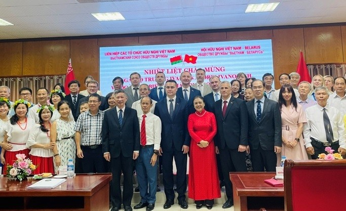 Gặp mặt thân tình giữa các cựu lưu học sinh Việt Nam với Đoàn đại biểu Bộ Giáo dục Belarus Gặp mặt thân tình giữa các cựu lưu học sinh Việt Nam với Đoàn đại biểu Bộ Giáo dục Belarus