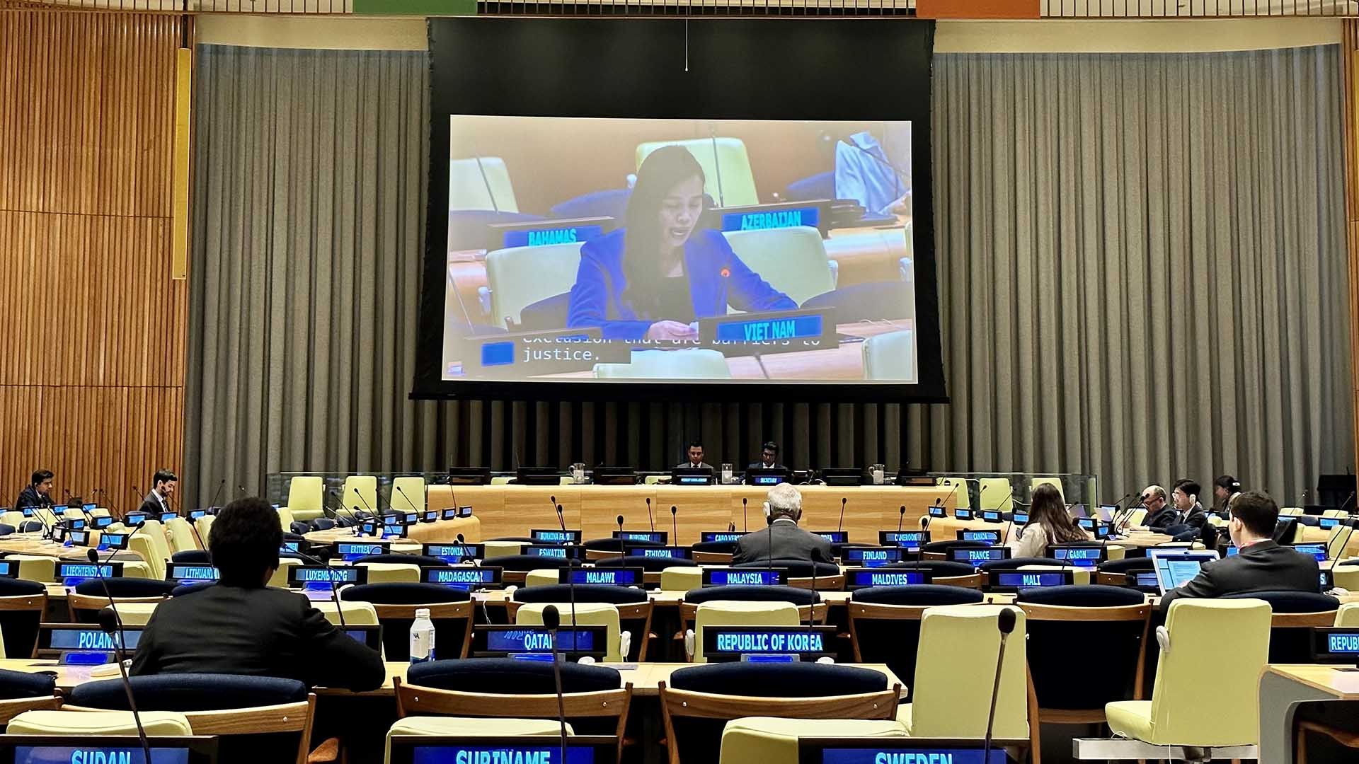 Tham tán Công sứ Lê Thị Minh Thoa, Phó Trưởng Phái đoàn đại diện thường trực Việt Nam tại LHQ phát biểu tại cuộc họp. Tham tán Công sứ Lê Thị Minh Thoa, Phó Trưởng Phái đoàn đại diện thường trực Việt Nam tại LHQ phát biểu tại cuộc họp.