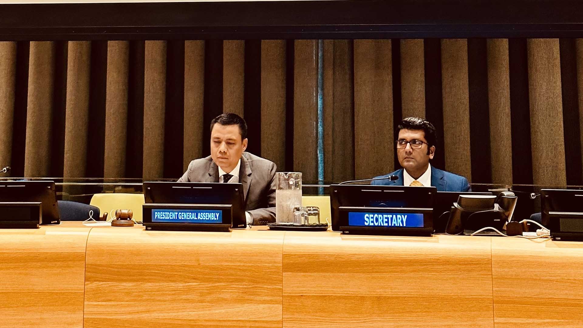 Phó Chủ tịch ĐHĐ LHQ Khóa 77, Đại sứ Đặng Hoàng Giang, Đại diện thường trực Phái đoàn Việt Nam tại LHQ chủ trì phiên họp. Phó Chủ tịch ĐHĐ LHQ Khóa 77, Đại sứ Đặng Hoàng Giang, Đại diện thường trực Phái đoàn Việt Nam tại LHQ chủ trì phiên họp.