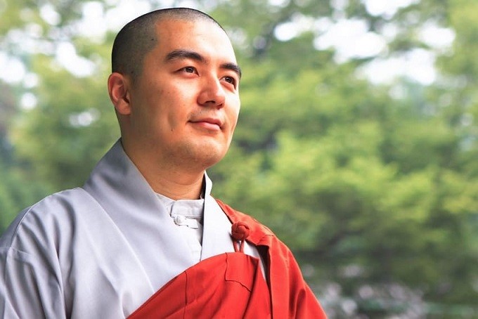 Bước chậm lại giữa thế gian vội vã Bước chậm lại giữa thế gian vội vã