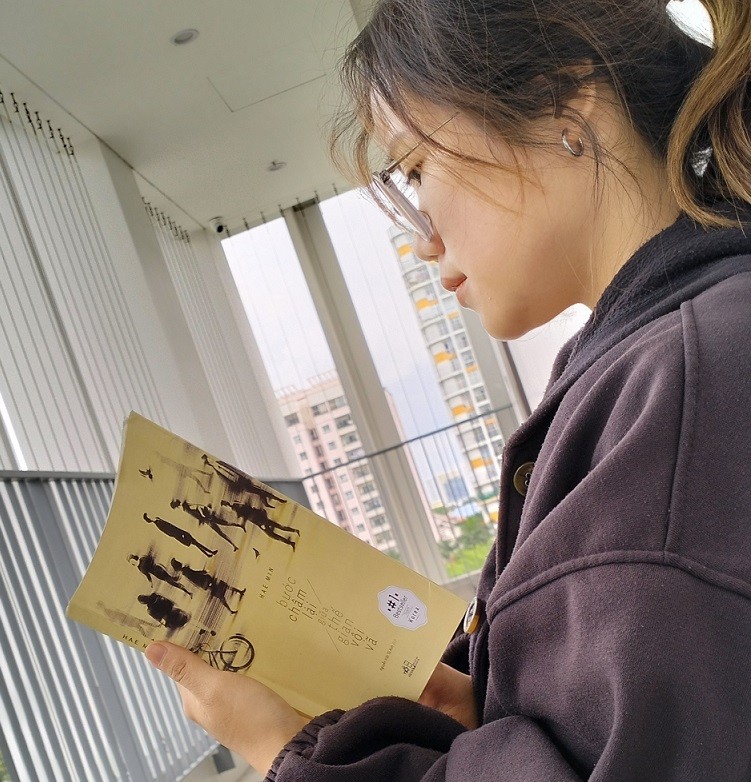 Bước chậm lại giữa thế gian vội vã Bước chậm lại giữa thế gian vội vã