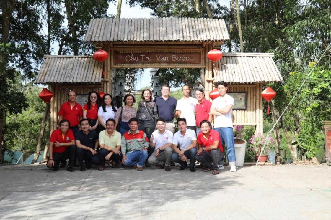 Khách check - in Cầu tre vạn bước. Khách check - in Cầu tre vạn bước.