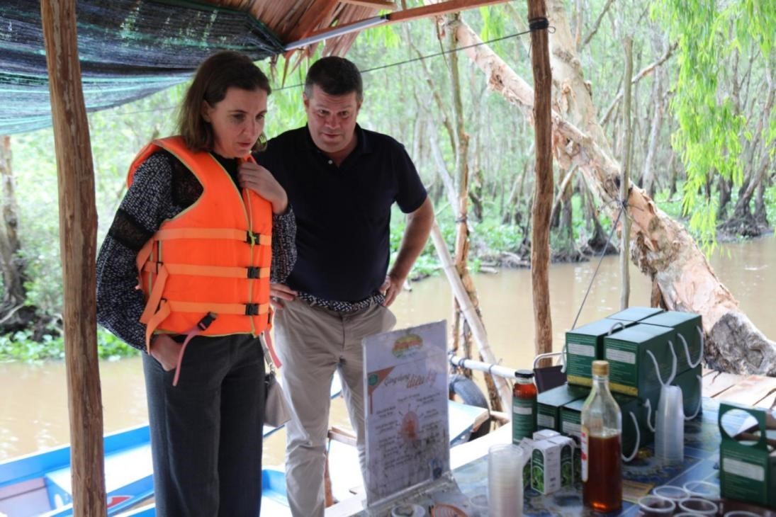 Quý khách còn được thưởng thức mật ong - hoa tràm tại chỗ Quý khách còn được thưởng thức mật ong - hoa tràm tại chỗ