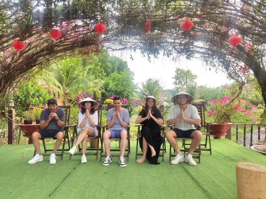 Khách tạo dáng theo “trend” Ấn Độ. Khách tạo dáng theo “trend” Ấn Độ.