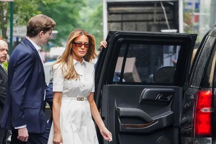 Barron nhanh chóng di chuyển vào trong xe và không có bất cứ tương tác nào với thợ săn ảnh, cậu thiếu niên là người con kín tiếng nhất của ông Donald Trump (Ảnh: Page Six). Barron nhanh chóng di chuyển vào trong xe và không có bất cứ tương tác nào với thợ săn ảnh, cậu thiếu niên là người con kín tiếng nhất của ông Donald Trump (Ảnh: Page Six).