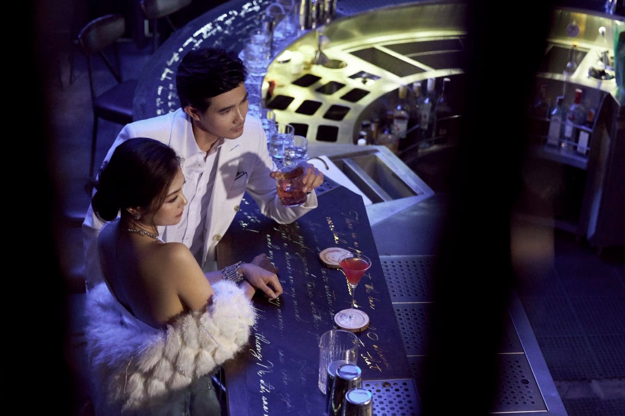 Diễn viên Kiều Anh 'tình tứ' bên bạn diễn Quang Sự phim Gia đình mình vui bất thình lình