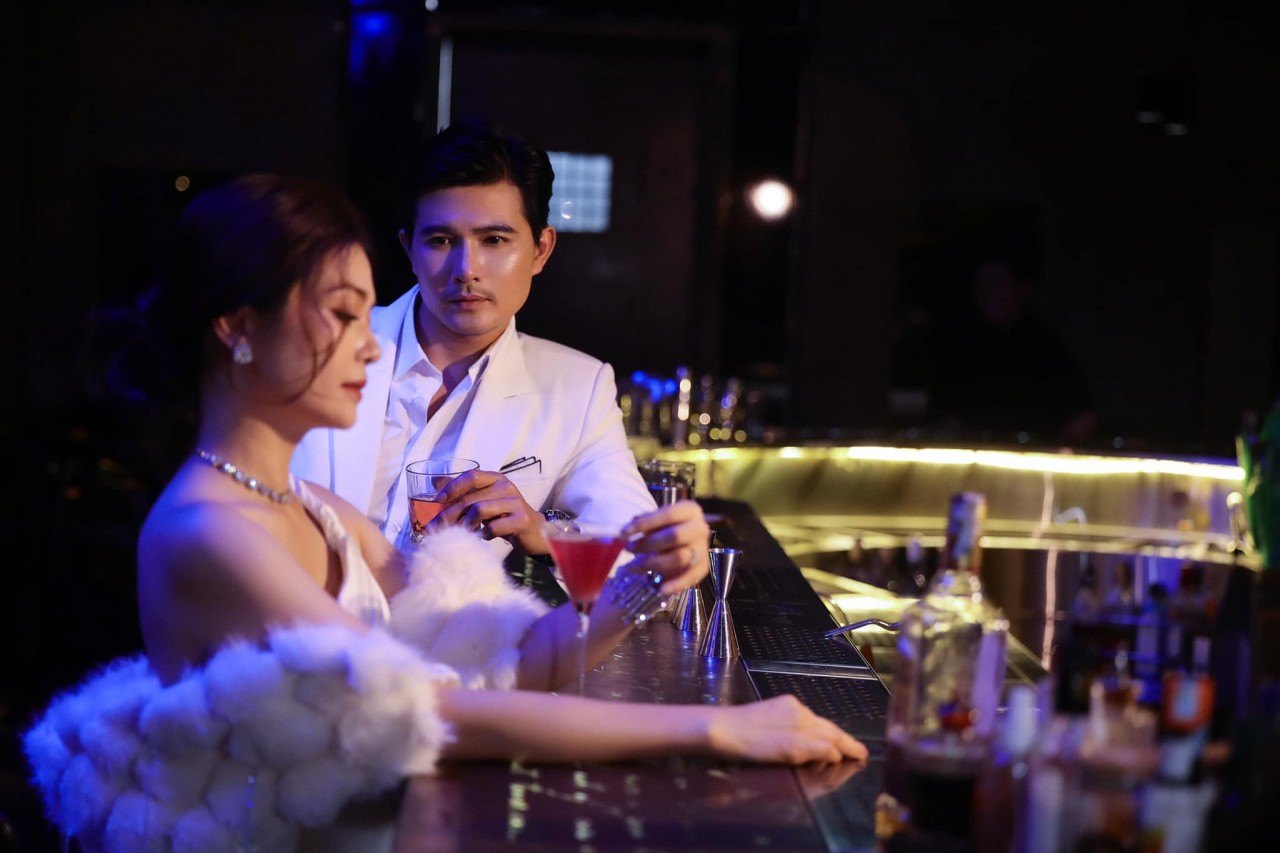 Diễn viên Kiều Anh 'tình tứ' bên bạn diễn Quang Sự phim Gia đình mình vui bất thình lình