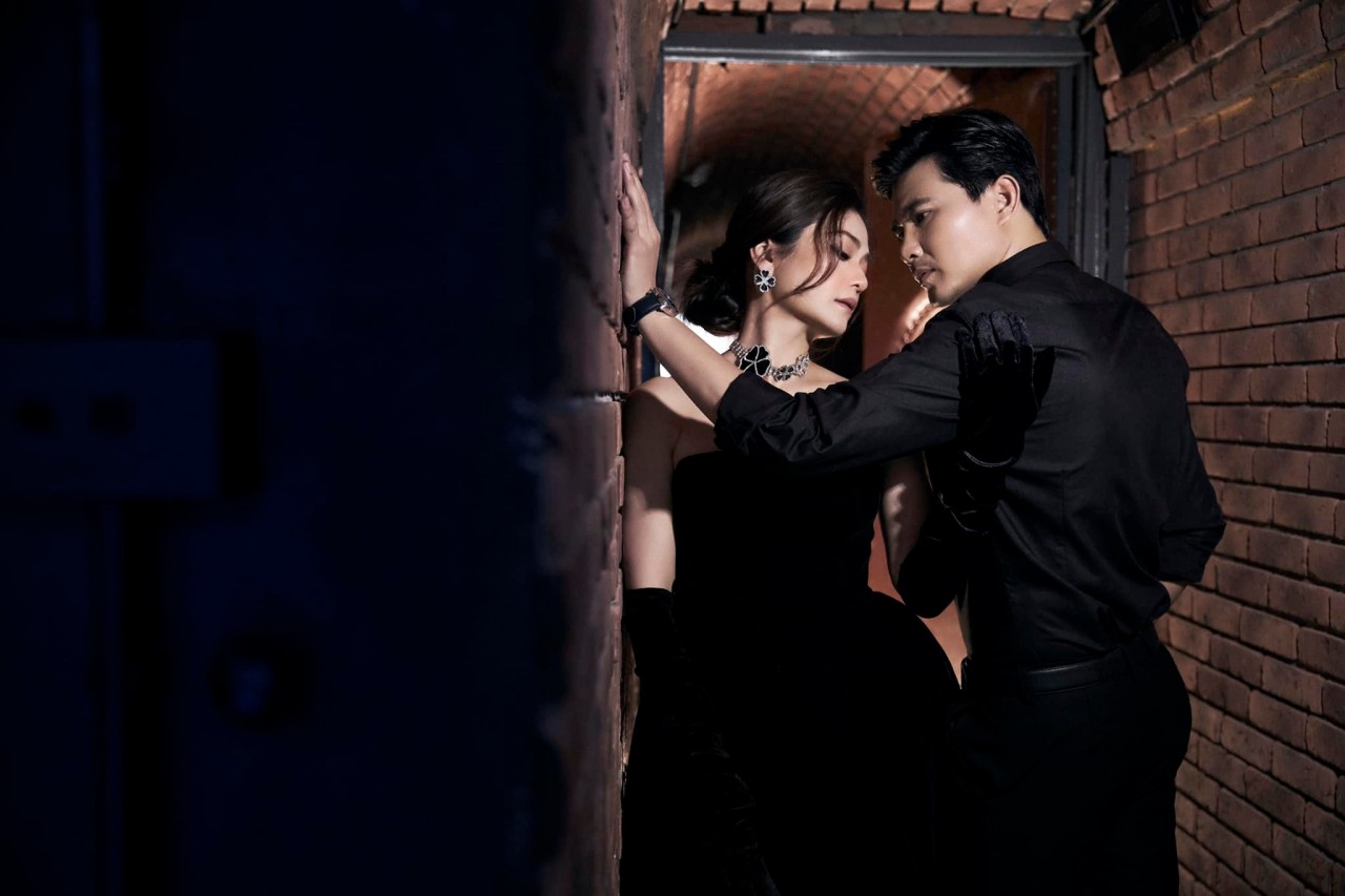 Diễn viên Kiều Anh 'tình tứ' bên bạn diễn Quang Sự phim Gia đình mình vui bất thình lình