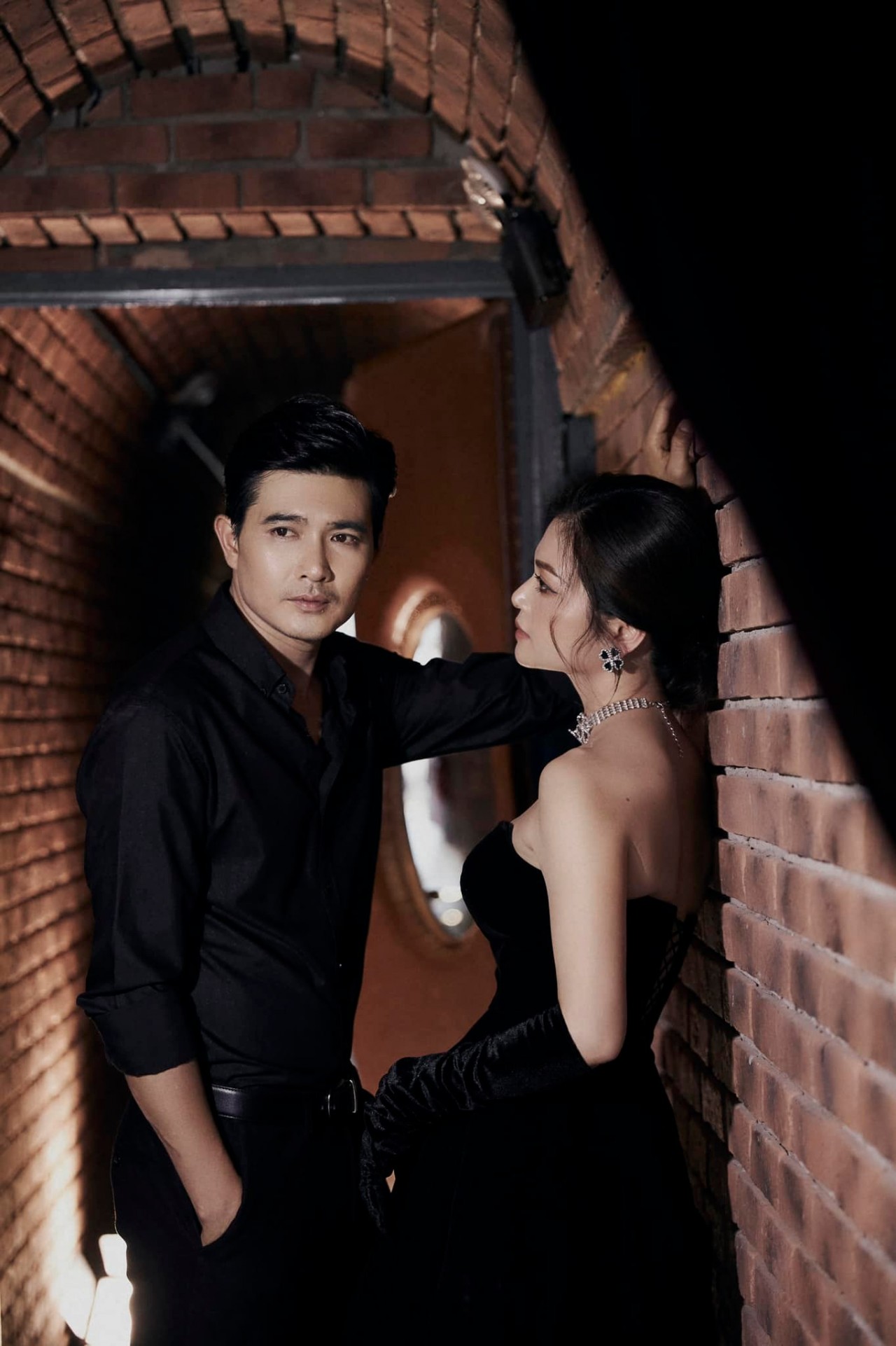 Diễn viên Kiều Anh 'tình tứ' bên bạn diễn Quang Sự phim Gia đình mình vui bất thình lình