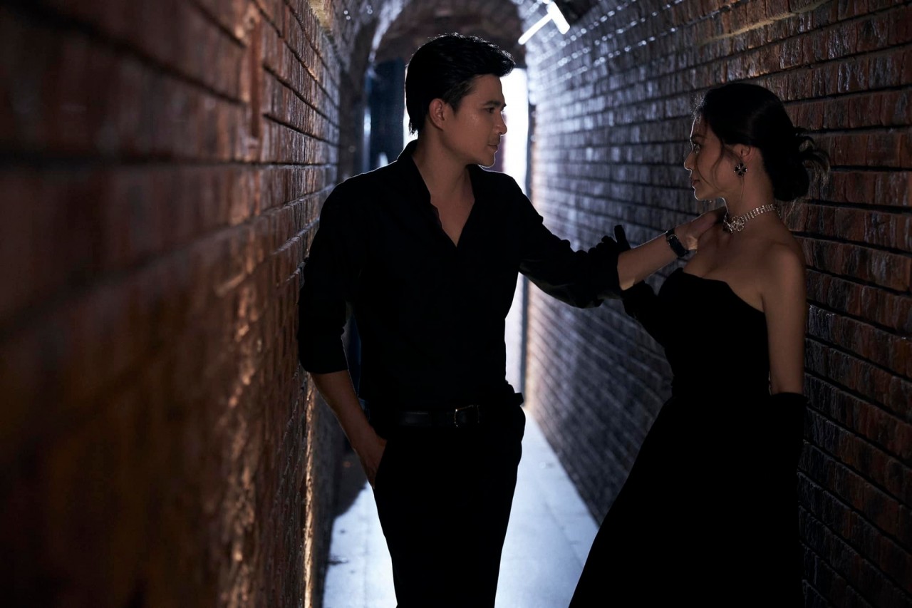 Diễn viên Kiều Anh 'tình tứ' bên bạn diễn Quang Sự phim Gia đình mình vui bất thình lình