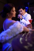 Diễn viên Kiều Anh chụp ảnh tình tứ bên Quang Sự phim Gia đình mình vui bất thình lình